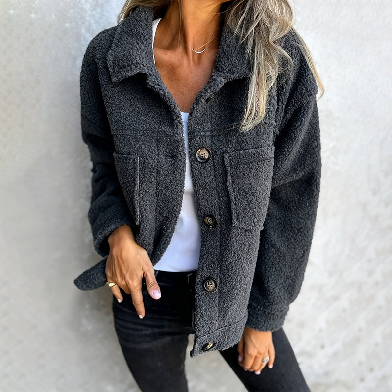 Veste sherpa grande taille pour femme, chaude et douce avec poches.