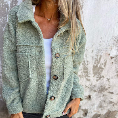 Veste sherpa grande taille pour femme, chaude et douce avec poches.